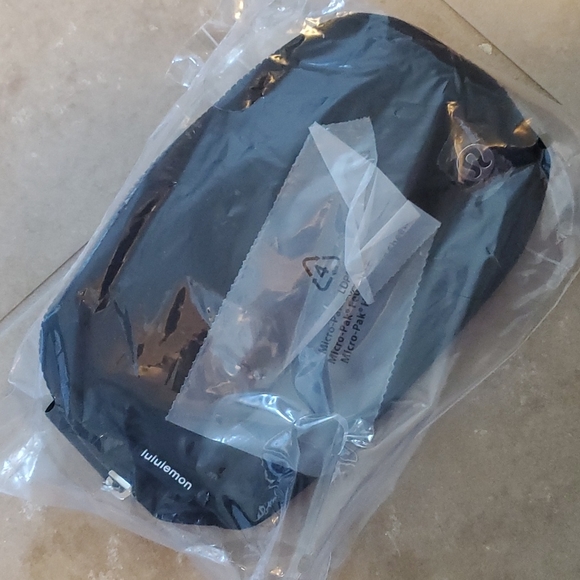 🆕️ LULULEMON EVERYWHERE BELT BAG BLACK WORDMARK 🖤🤍 - Picture 8 of 8